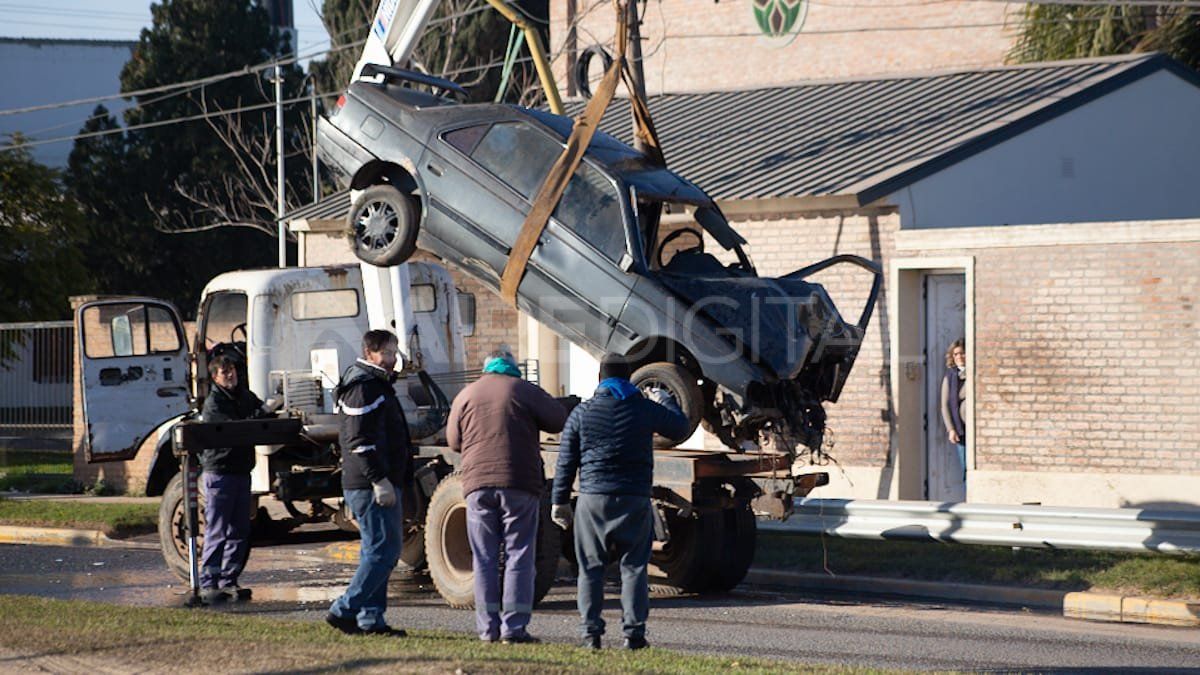 Personal municipal trabajó en la remoción del auto