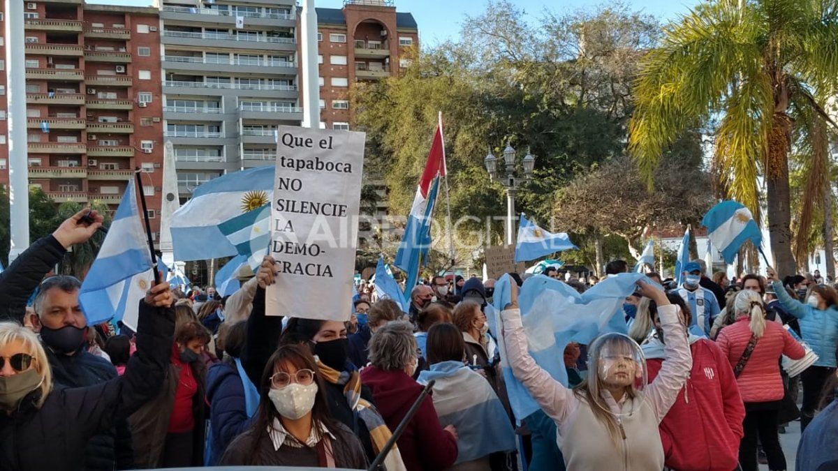 Un importante número de manifestantes invadió la plaza 25 de Mayo en rechazo a la medida impulsada por el gobierno Nacional.