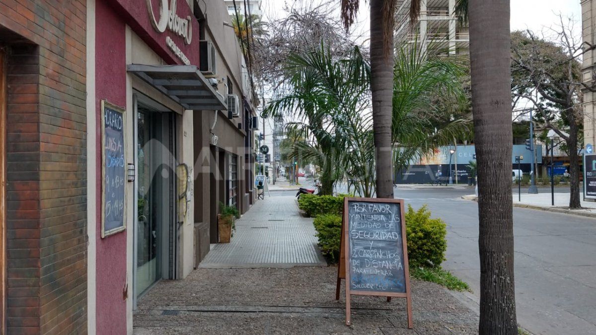 El propietario del local explicó por qué decidieron utilizar la figura del carpincho para marcar el distanciamiento social.