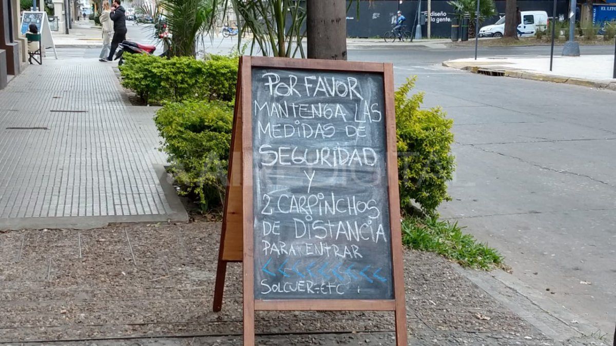 El propietario del local explicó por qué decidieron utilizar la figura del carpincho para marcar el distanciamiento social.