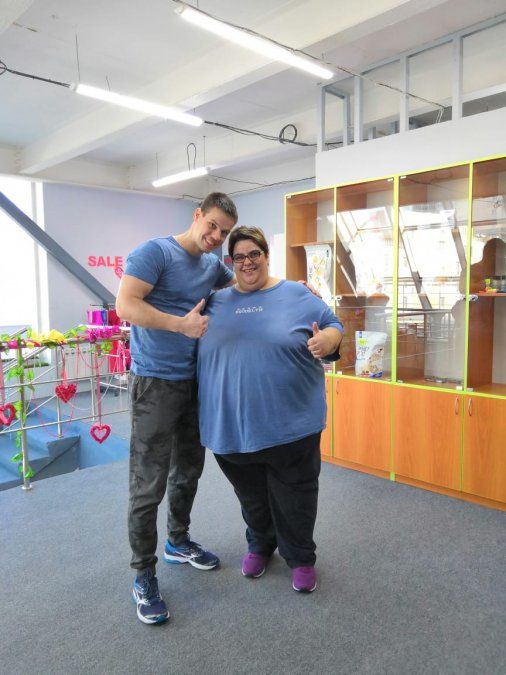 La melliza de "Cuestión de peso" junto a su profesor de gimnasia en Rusia.