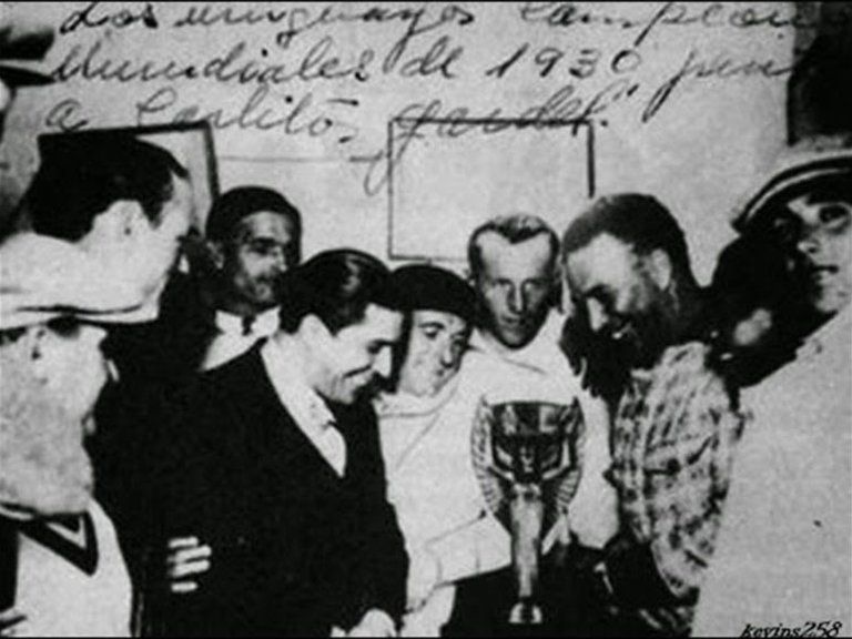 Carlos Gardel y la Copa Jules Rimet obtenida por Uruguay, entregada a los campeones de la Copa Mundial de la FIFA hasta el año 1970. A partir de 1974, se entrega el trofeo actual.