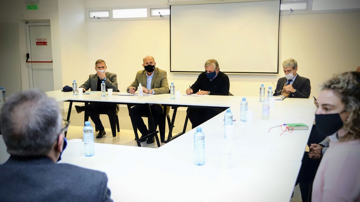 Imagen del encuentro entre el gobierno provincial y referentes de la oposición en la que se informó que se presentará el proyecto de Presupuesto con perspectiva de género.