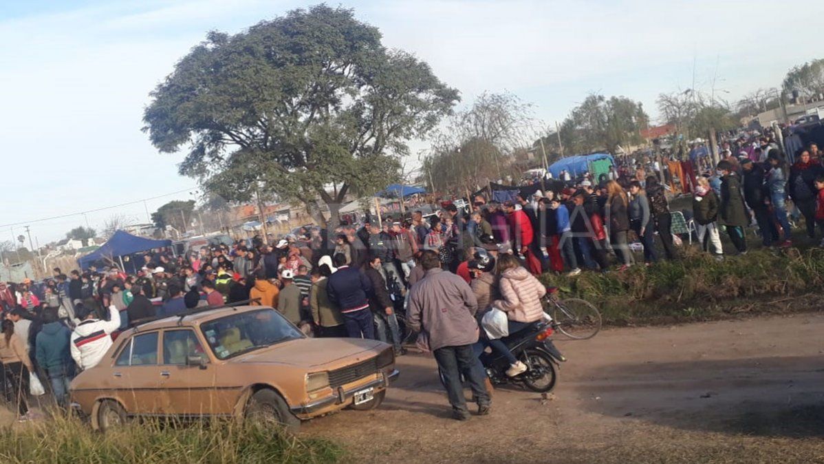Una multitud de personas se reunió este domingo en el trueque de Facundo Zuviría entre Azcuénaga y Matheu.