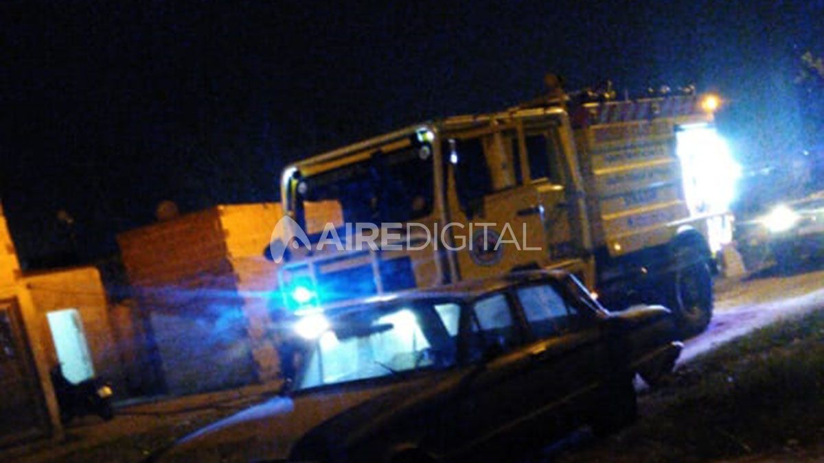 Bomberos Voluntarios de Las Flores ayudaron a combatir las llamas.