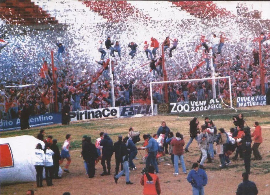 Los hinchas de Unión en Alta Córdoba, previo a la definición del reducido con Instituto. Año 1996.