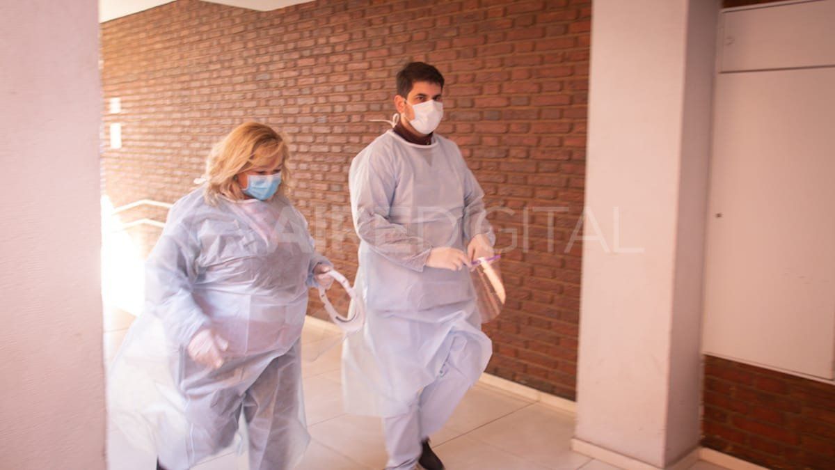 Realizan el Detectar en el edificio donde se identificaron los últimos tres casos de coronavirus en Santa Fe.