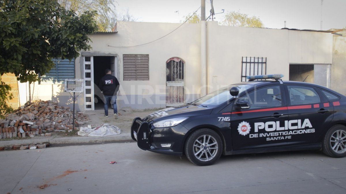 En el operativo se detuvo a tres hombres y una mujer, todos mayores de edad.