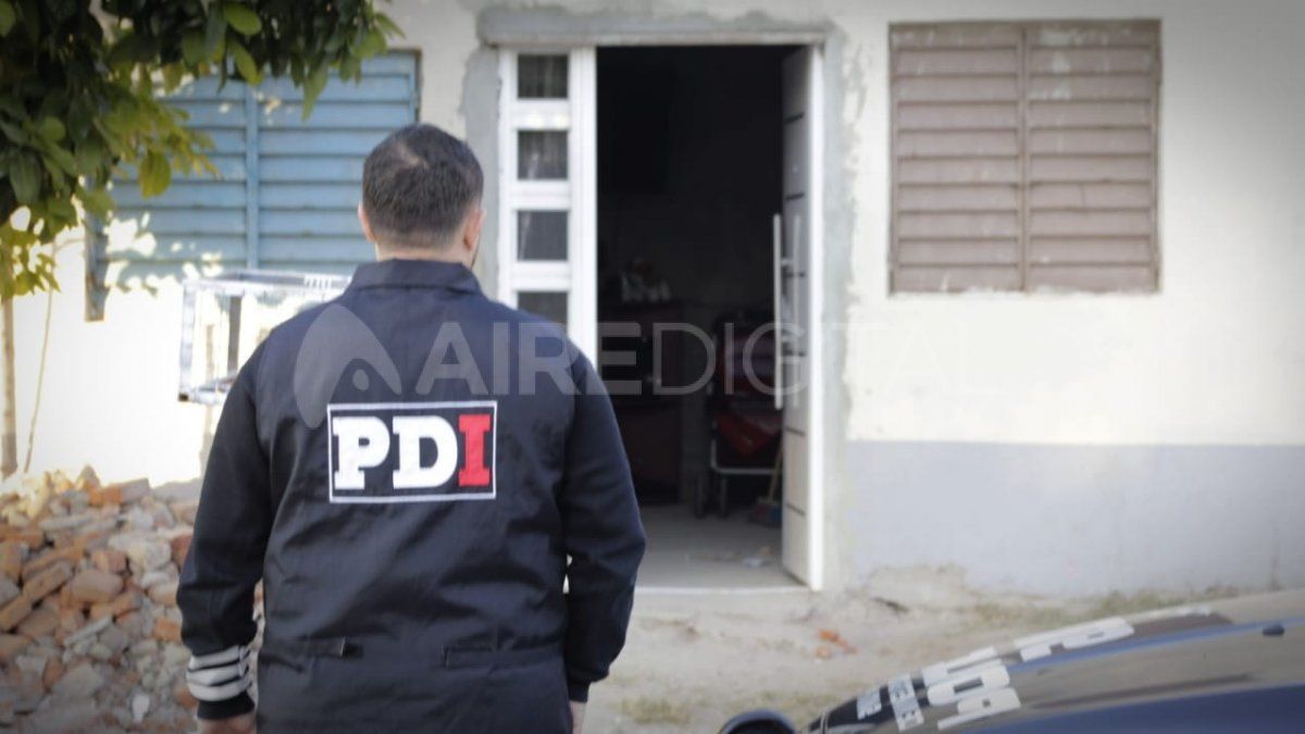 En los allanamientos se encontraron uniformes policiales y teléfonos celulares.