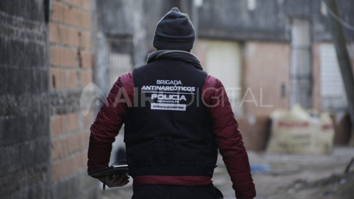 En uno de los domicilios intervino personal de la Brigada Antinarcóticos.