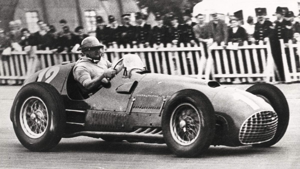 Froilán, quien no conocía el trazado de Siverstone “ni en fotos”, como dijo antes de viajar al mismo, brilló con la Rossa V12 aspirada de 4.500 cc y 380 HP al adueñarse de los entrenamientos y de la pole, con un fantástico tiempo de 1’44”4/10, a 161,851 km/h de promedio. Ante tal muestra de poderío, Fangio le adelantó la noche anterior: “Corré tranquilo porque, si no pasa nada raro, mañana ganás”.