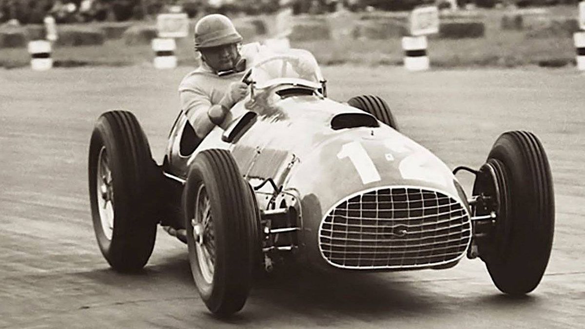 Cuando Fangio entró a recargar combustible en el 38º giro, Froilán se fue tranquilo adelante y, aunque paró a cargar 20 litros de nafta en la vuelta 47, la punta era suya y, en los últimos 20 giros, reguló y se impuso en 2h42’18”2/10, con 51” de ventaja sobre el Chueco.