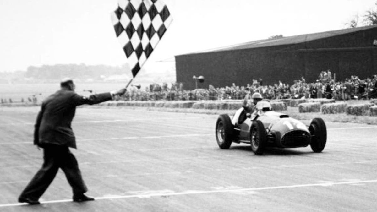 La primera victoria de Ferrari en la Fórmula 1 le cortó a Alfa Romeo un invicto que mantenía desde 1946, ya que su archirrival había ganado 27 pruebas al hilo con los modelos 158 y 159. Cuando el miércoles 18 de julio siguiente, Froilán entró al despacho de Ferrari en Maranello, el fundador de la Scuderia le mejoró el contrato y, además, le regaló un reloj de oro con el Cavallino Rampante en el cuadrante y grabado en la caja.