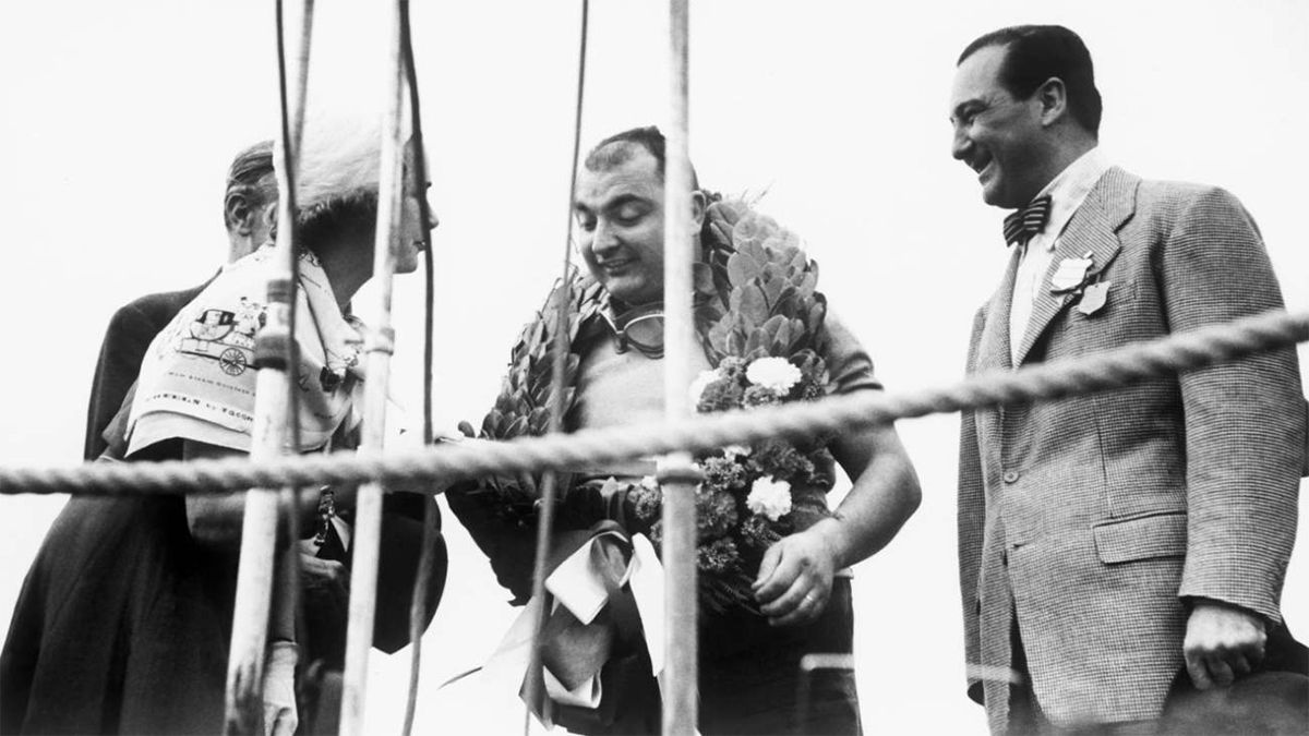 Con el triunfo de González en Silverstone, el himno argentino sonó por primera vez en la historia en un circuito británico, como así también fue izada la bandera nacional. Pepe lloró en el podio al escuchar nuestra canción patria y, al premio por su victoria, se lo entregó la Reina Madre, Isabel Bowes-Lyon, esposa de Jorge VI y progenitora de la actual soberana inglesa, Isabel II.