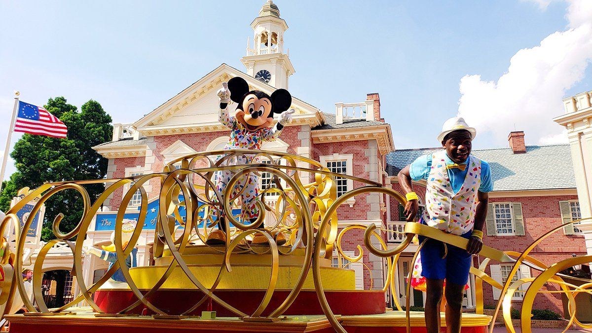 Los personajes saludan desde las carrozas, y aparecen de forma espontánea.
