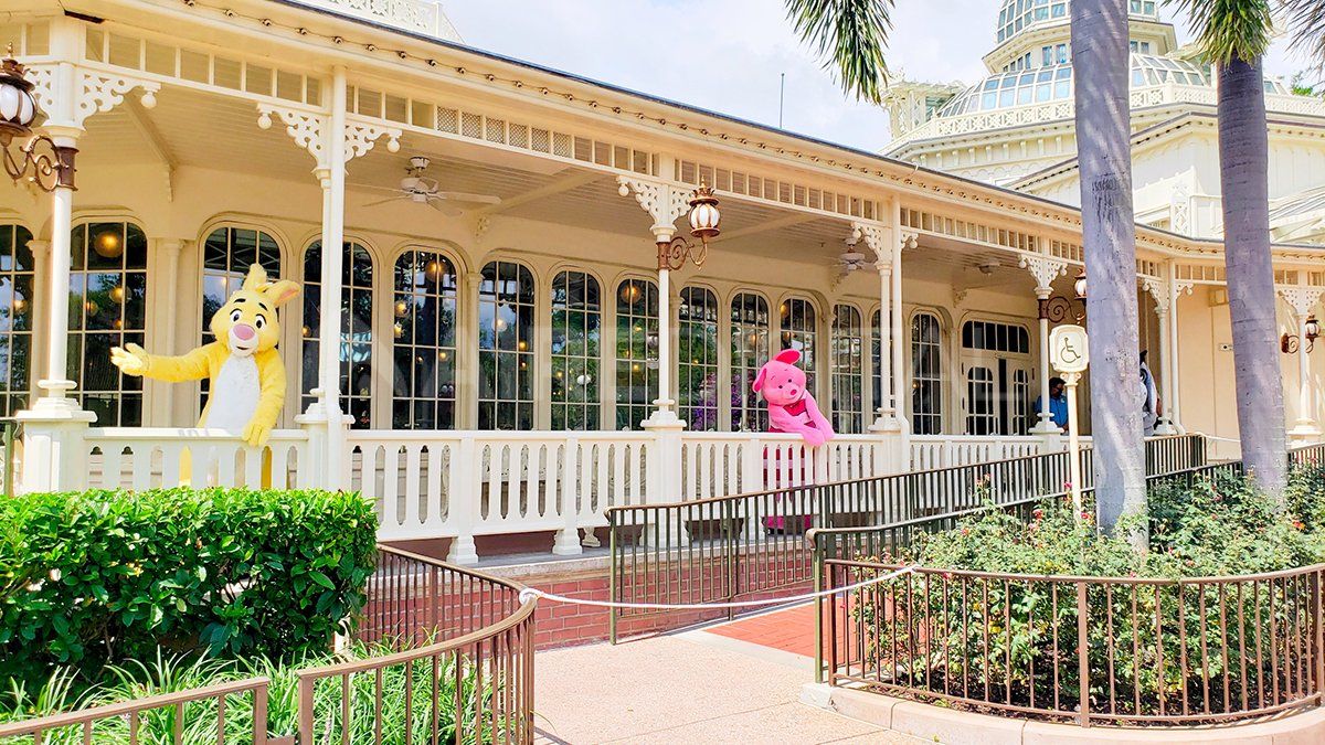 Personajes de Disney saludan desde balcones.