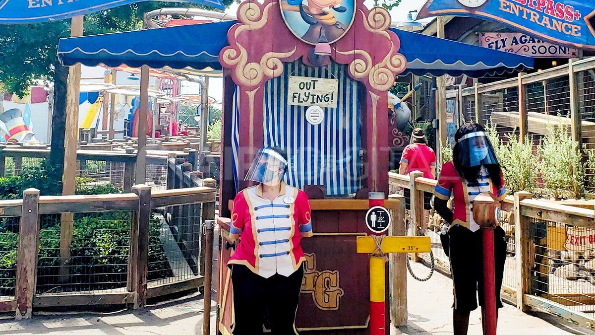 Los trabajadores visten cubre bocas y máscaras.