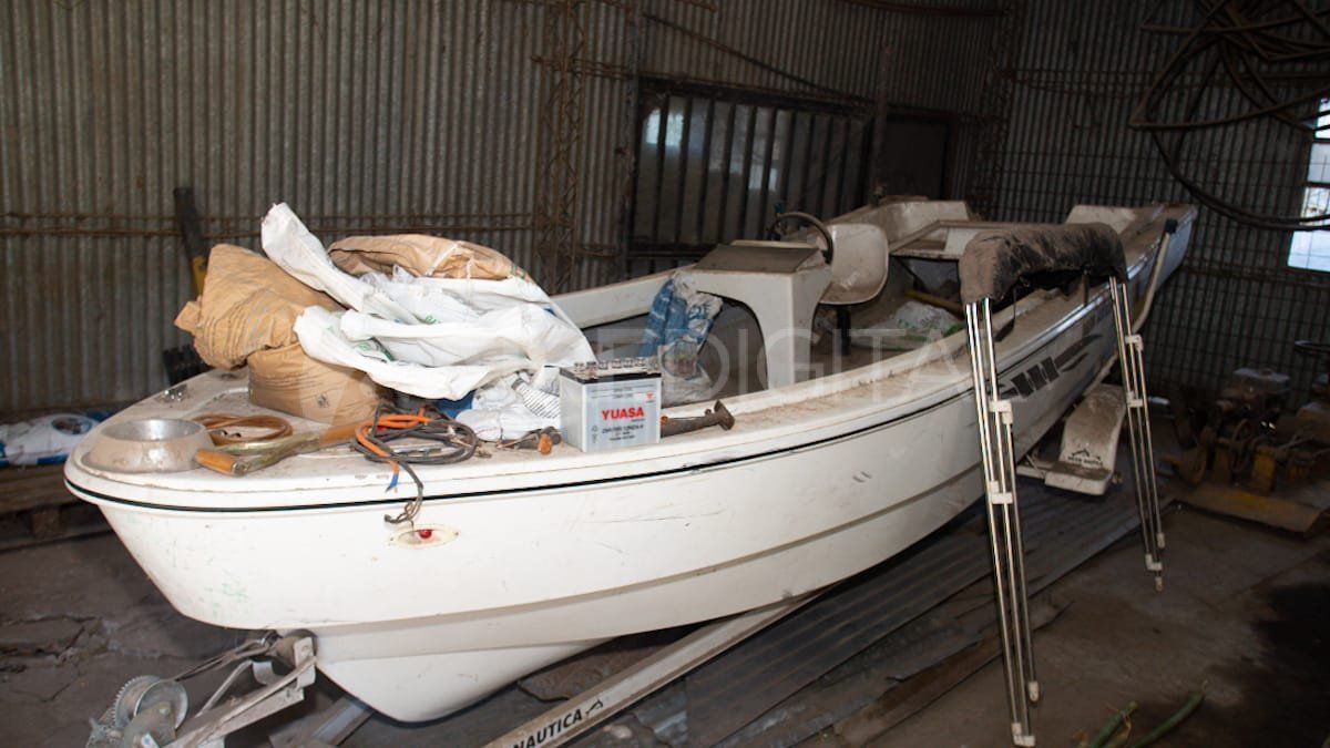 En los galpones de la Granja hay embarcaciones que fueron vandalizadas y que, según se informó, algunas ni siquieras llegaron a ser utilizadas.