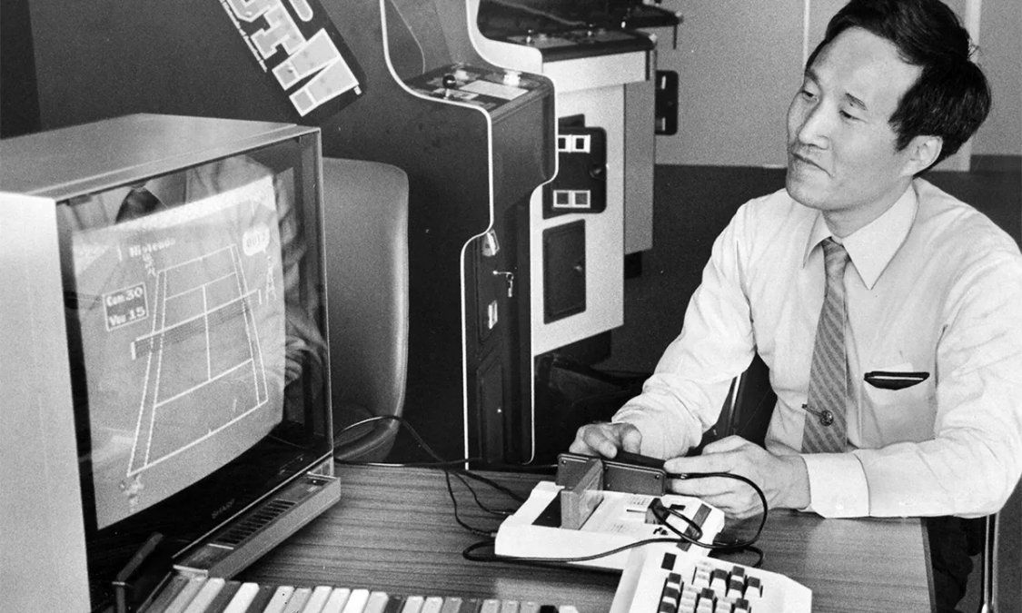 Masayuki Uemura muestra una Famicom, con el juego 'Tennis'. Año 1985.