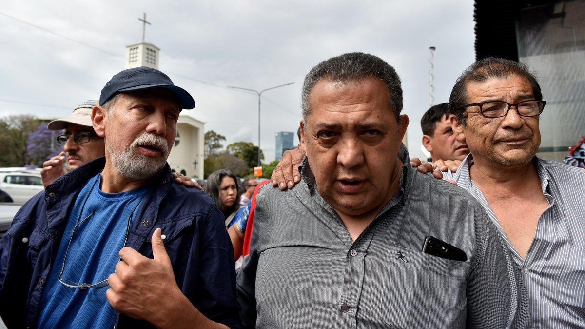 El dirigente fue internado este martes tras sufrir fiebre y dolor muscular.