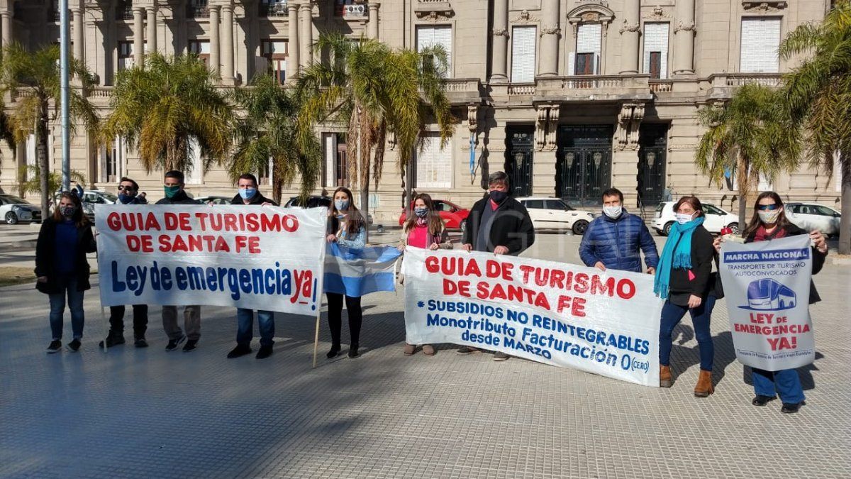 Caravana de colectivos en Santa Fe en reclamo por la vuelta del Turismo.