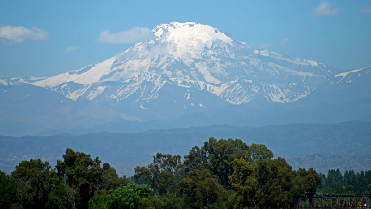 Cerro Tupungato, cerca de Mendoza, en la frontera de Argentina y Chile, sobre la Cordillera de los Andes.