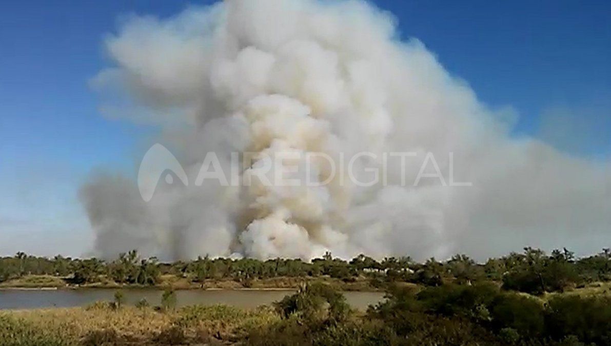 Una importante incendio de pastizales en el barrio Alto Verde.