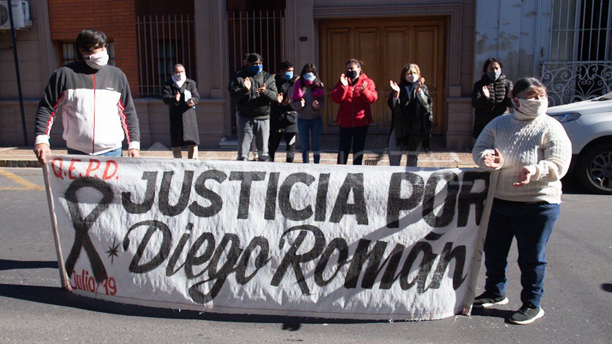 Previo a la reunión, familiares y allegados de la víctima se concentraron frente a la FIscalía y protestaron porque la causa no tiene avances.