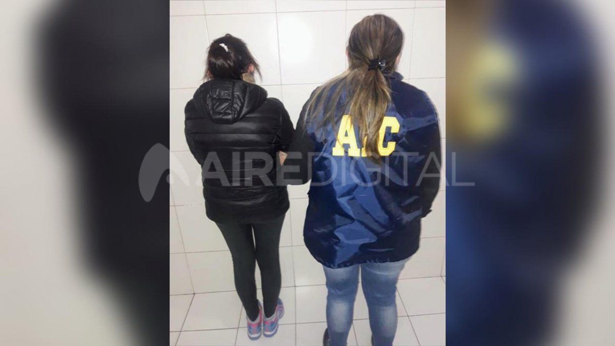 La mujer detenida se encontraba dentro del domicilio allanado.