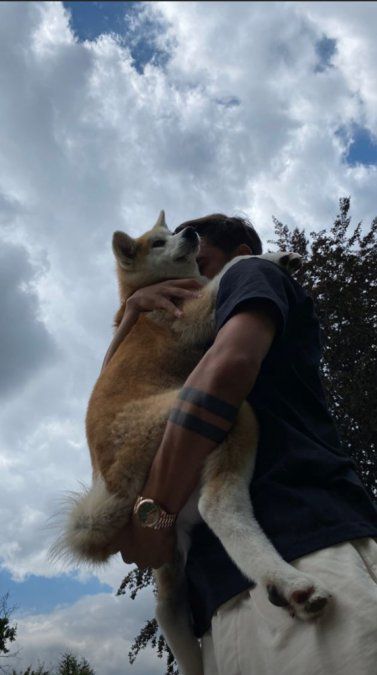 Paulo Dybala con Kaia, la perrita que comparten con Oriana Sabatini. Crédito: Instagram 