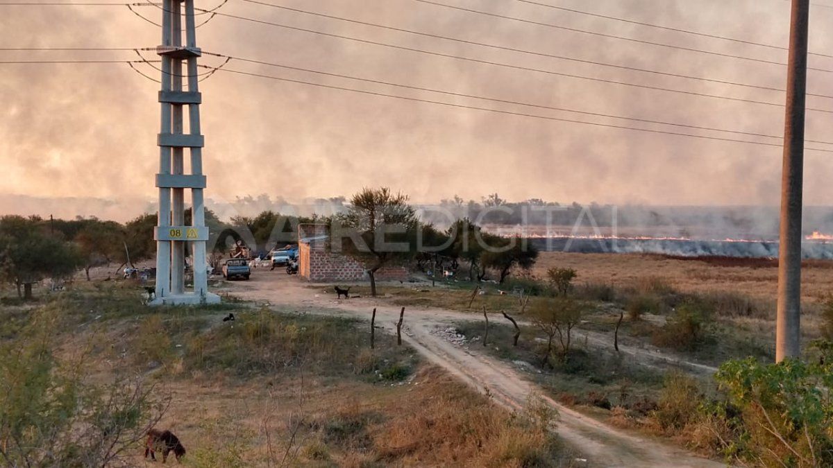 Hay numerosos focos ígneos en zona de la bajada Di Stéfano, al oeste de la ruta 168.