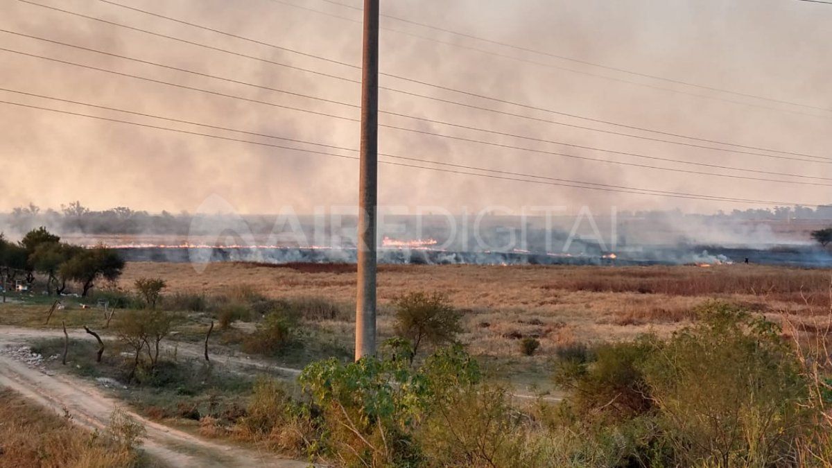Así se vieron las llamas en zona de La Guardia, a la vera de la ruta 168.