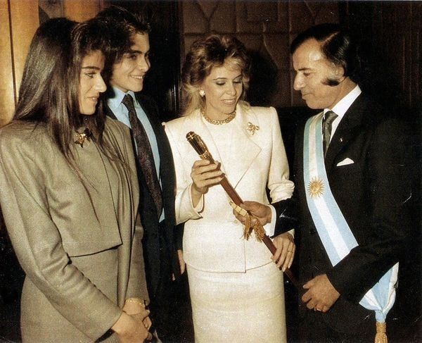 Carlos Menem y Zulema Yoma, bajo la atenta mirada de sus dos hijos.