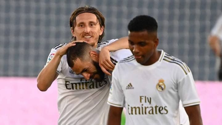 Modric abrazando a Benzema, el autor de los dos goles en la jornada de hoy.