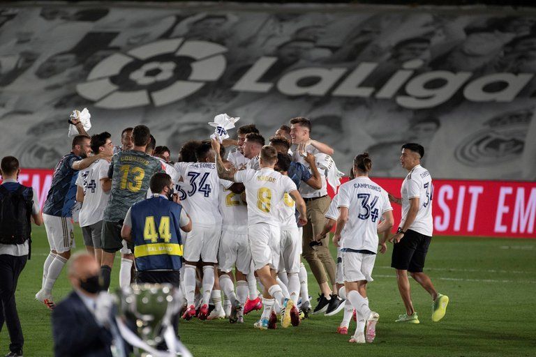 Los jugadores del Real Madrid celebran el título de Liga en el Estadio Alfredo Di Stéfano.
