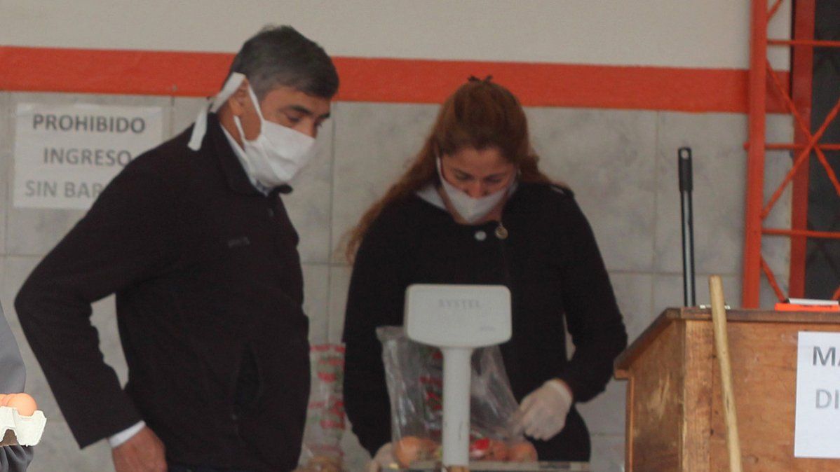 Un ciudadano de Neuquén compra huevos en un negocio utilizando barbijo, en plena pandemia.