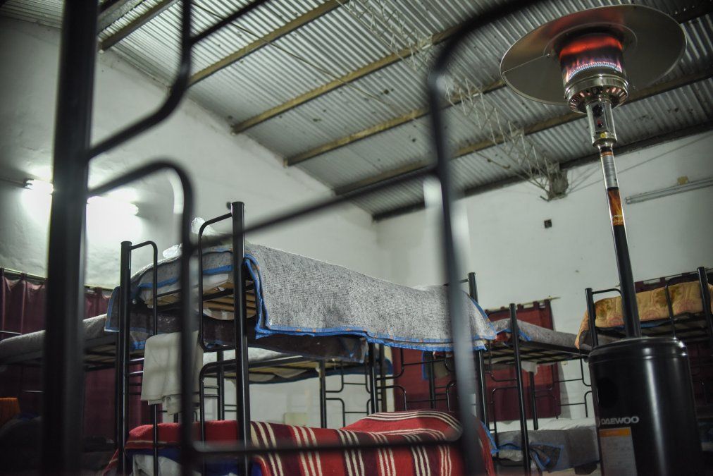 En el refugio nocturno se ofrece a las personas en situación de calle cena, ducha, una cama para descansar y desayuno.