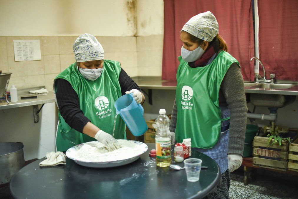 A las personas en situación de calle se los asiste con un plato de comida caliente e infusiones calientes, frazadas y abrigo.