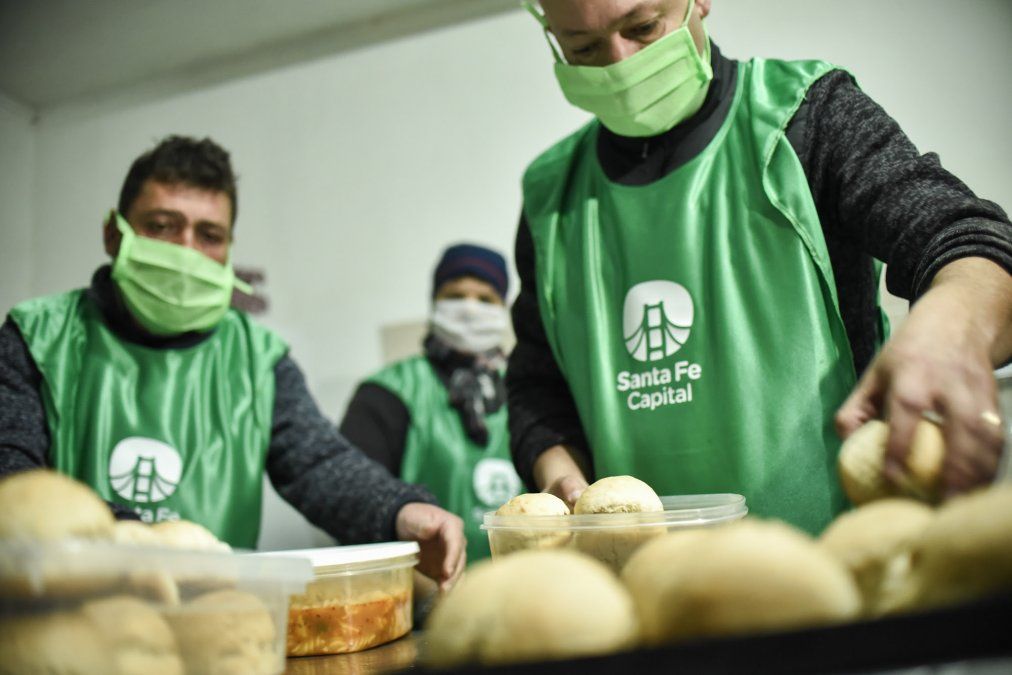 Los equipos municipales, junto a voluntarios de distintas instituciones, preparan los alimentos en dos cocinas y luego parten a su recorrida por distintos puntos de la ciudad .