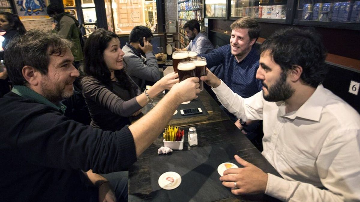 En la ciudad, están permitidas las reuniones en bares y restaurantes pero sólo hasta 6 comensales. 