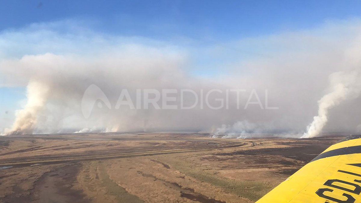 Imagen capturada desde uno de los aviones que rodearon los incendios en Alvear.