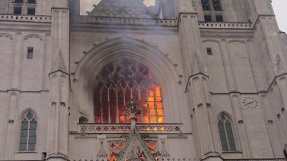 Así se veían las llamas cuando llegaron los bomberos, cerca de las 8 de la mañana en Francia.