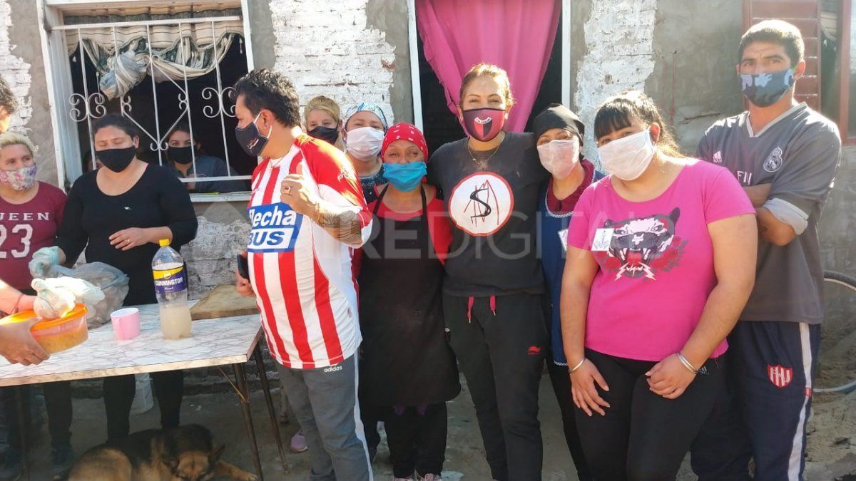 En una casa de Centenera al 4600, más de 15 vecinos se reunieron a cocinar para quienes más lo necesitan.