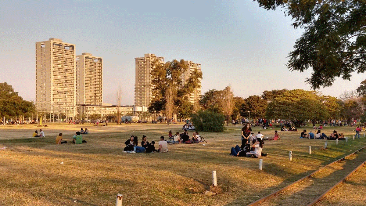 El calor terminó con el distanciamiento: con más de 30° los santafesinos salieron a los calles y se olvidaron la pandemia