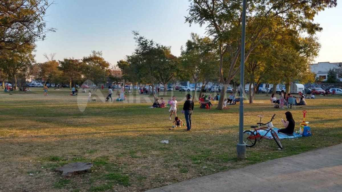 Atraídos por el buen tiempo, los santafesinos no aguantaron quedarse encerrados y se concentraron en los espacios verdes de la ciudad.