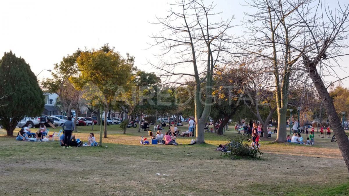 Atraídos por el buen tiempo, los santafesinos no aguantaron quedarse encerrados y se concentraron en los espacios verdes de la ciudad.