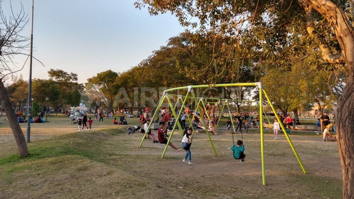 Atraídos por el buen tiempo, los santafesinos no aguantaron quedarse encerrados y se concentraron en los espacios verdes de la ciudad.