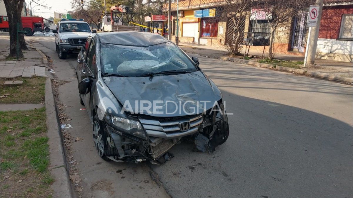 El joven de 19 años perdió el control de automóvil e impactó contra el semáforo.