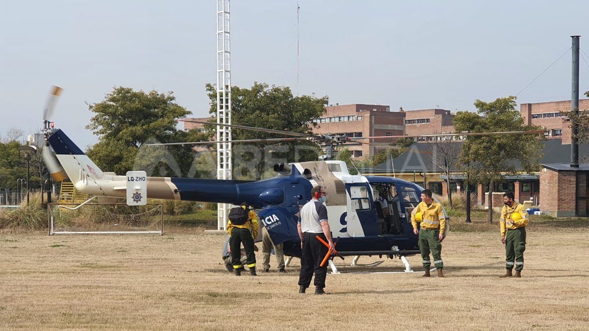 Los brigadistas combaten el fuego por tierra y por aire.