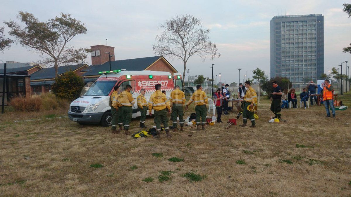 El gobierno de la provincia, a través de la Secretaría de Protección Civil, lleva adelante las tareas de coordinación por los incendios forestales, rurales y de interfase que se vienen desarrollando en el área metropolitana de la ciudad de Santa Fe.